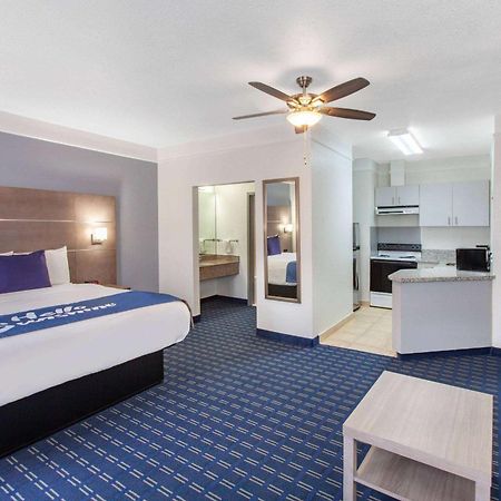 Days Inn & Suites By Wyndham Webster Nasa-Clearlake-Houston Bagian luar foto