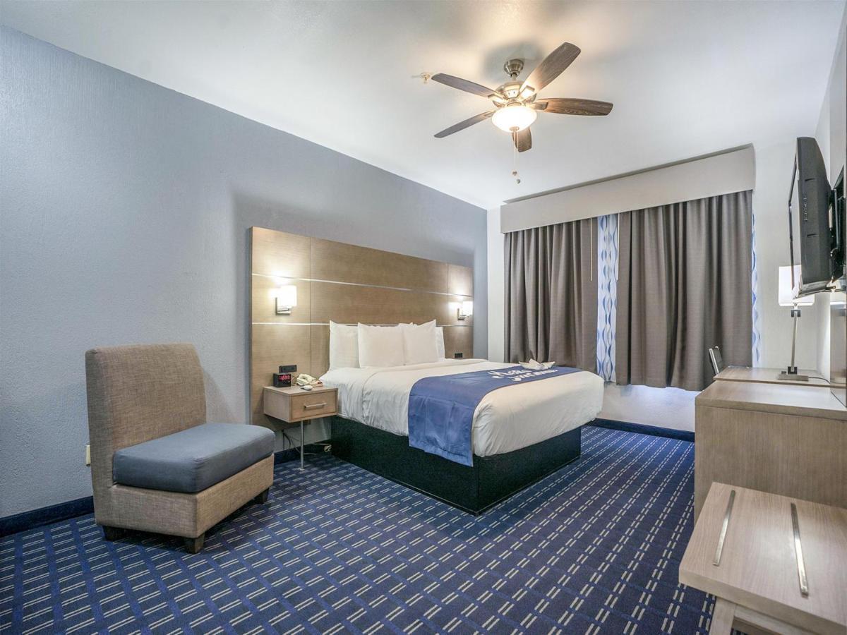 Days Inn & Suites By Wyndham Webster Nasa-Clearlake-Houston Bagian luar foto