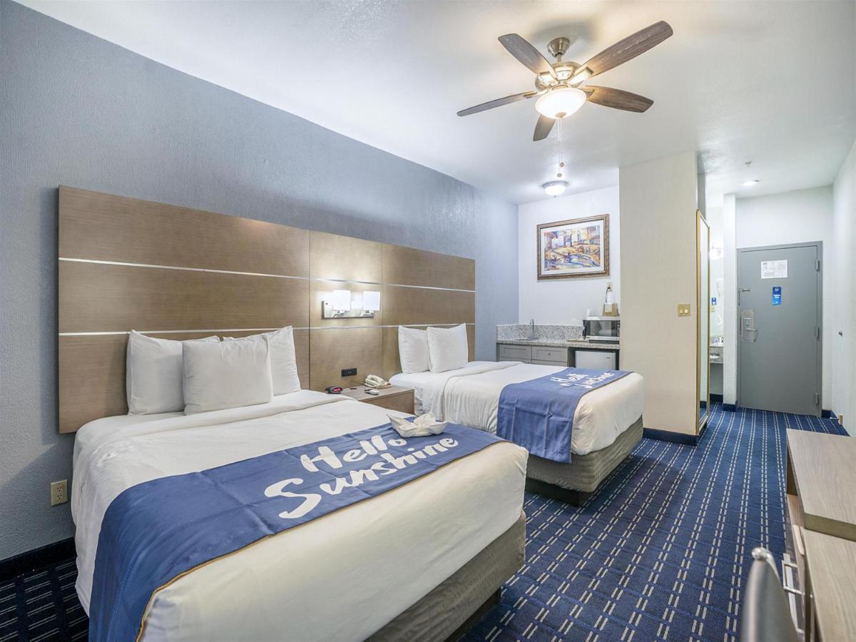 Days Inn & Suites By Wyndham Webster Nasa-Clearlake-Houston Bagian luar foto