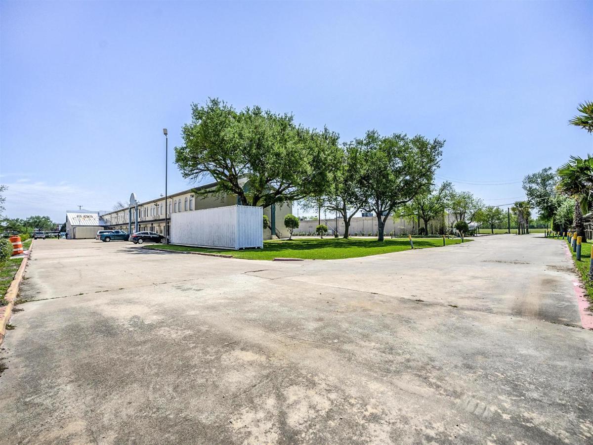 Days Inn & Suites By Wyndham Webster Nasa-Clearlake-Houston Bagian luar foto