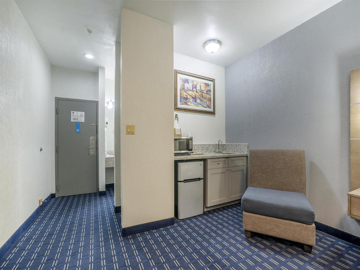 Days Inn & Suites By Wyndham Webster Nasa-Clearlake-Houston Bagian luar foto