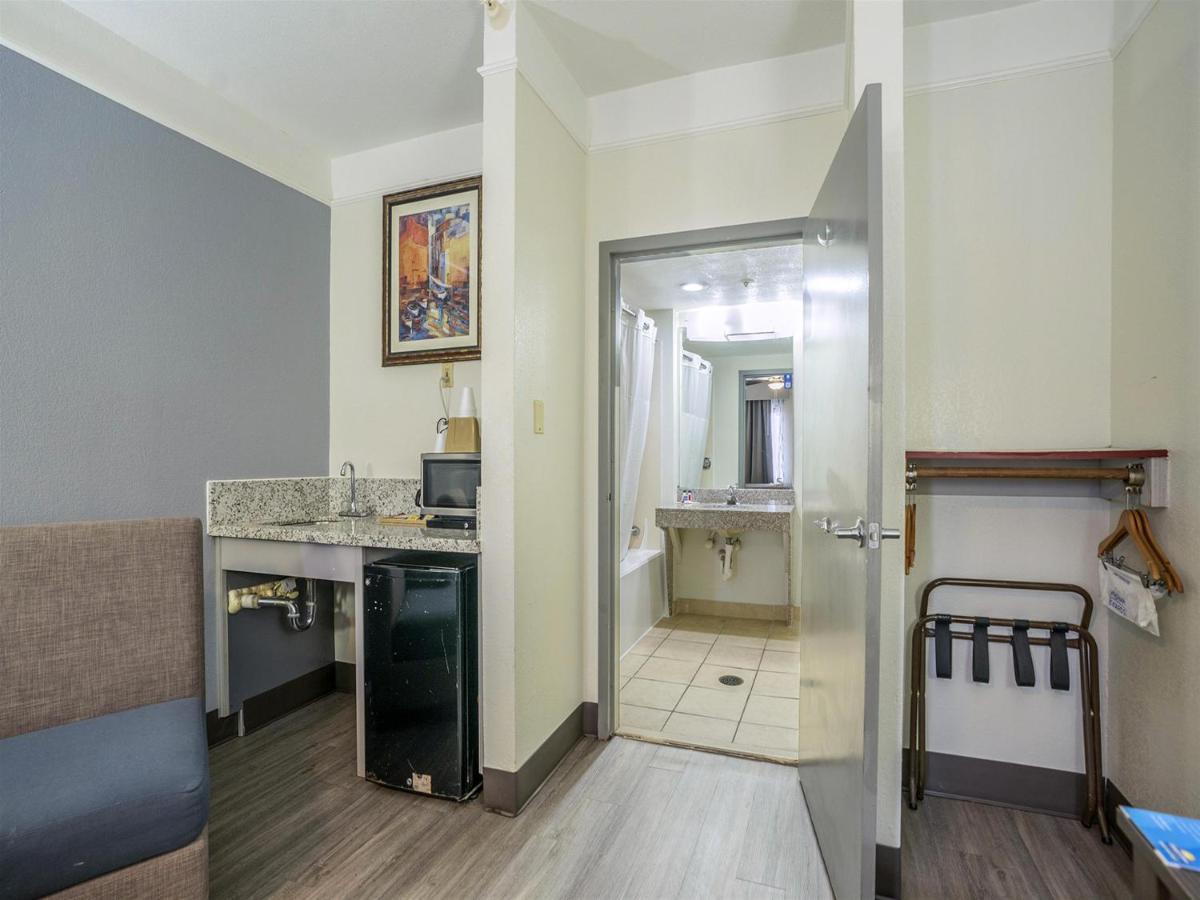 Days Inn & Suites By Wyndham Webster Nasa-Clearlake-Houston Bagian luar foto