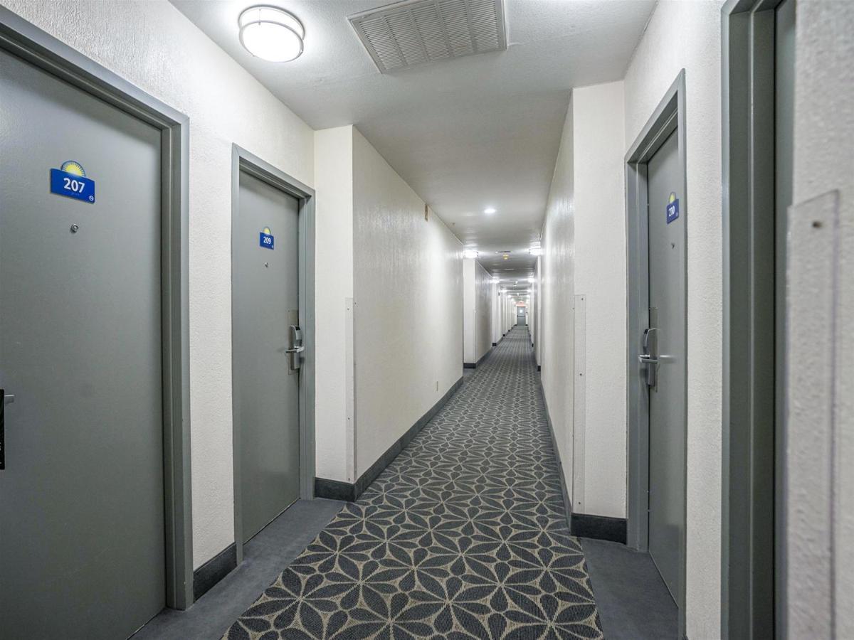 Days Inn & Suites By Wyndham Webster Nasa-Clearlake-Houston Bagian luar foto