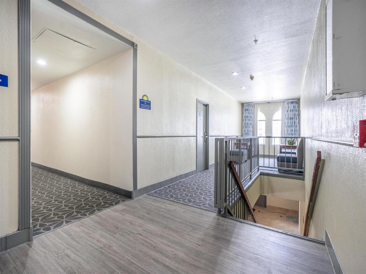 Days Inn & Suites By Wyndham Webster Nasa-Clearlake-Houston Bagian luar foto