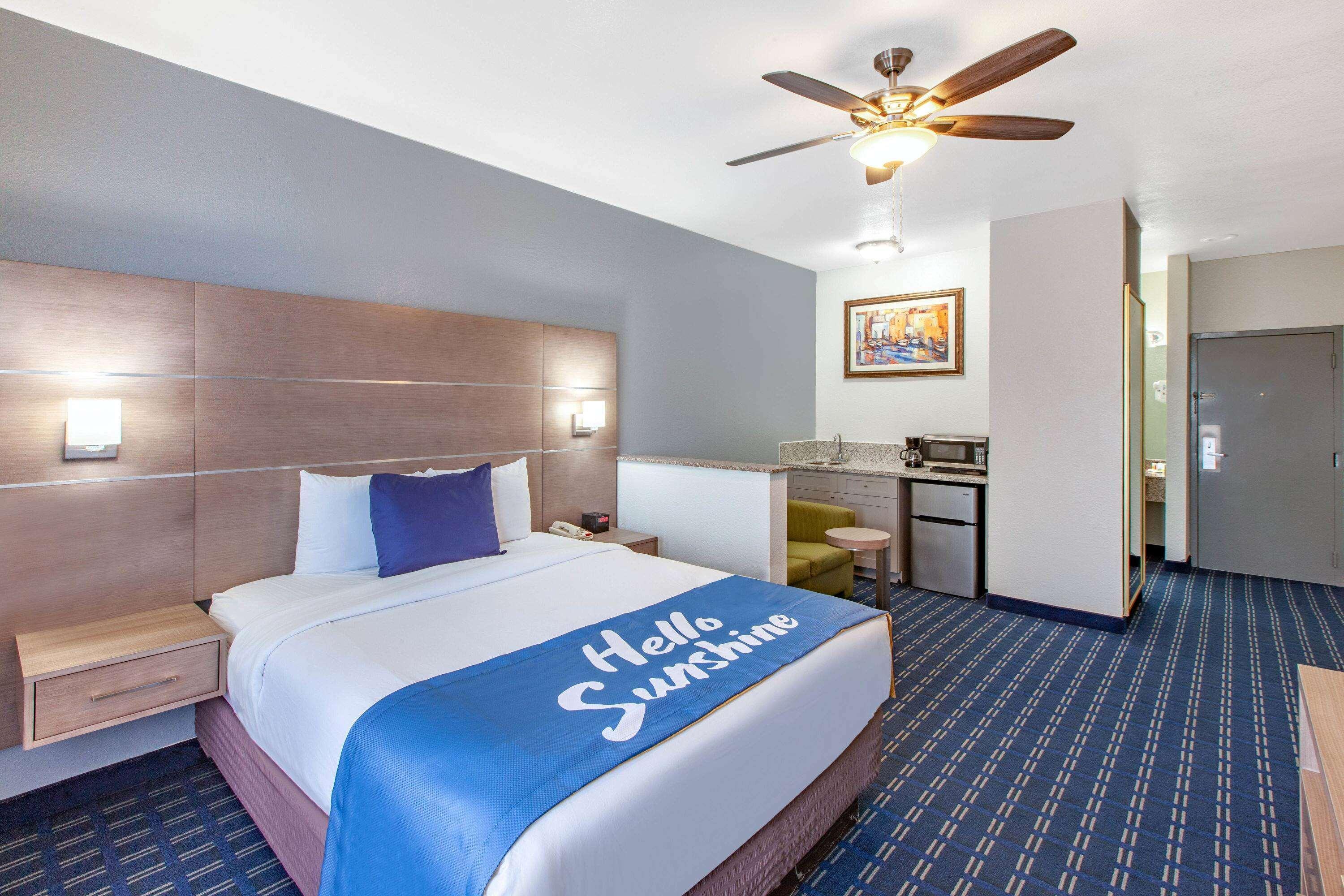 Days Inn & Suites By Wyndham Webster Nasa-Clearlake-Houston Bagian luar foto
