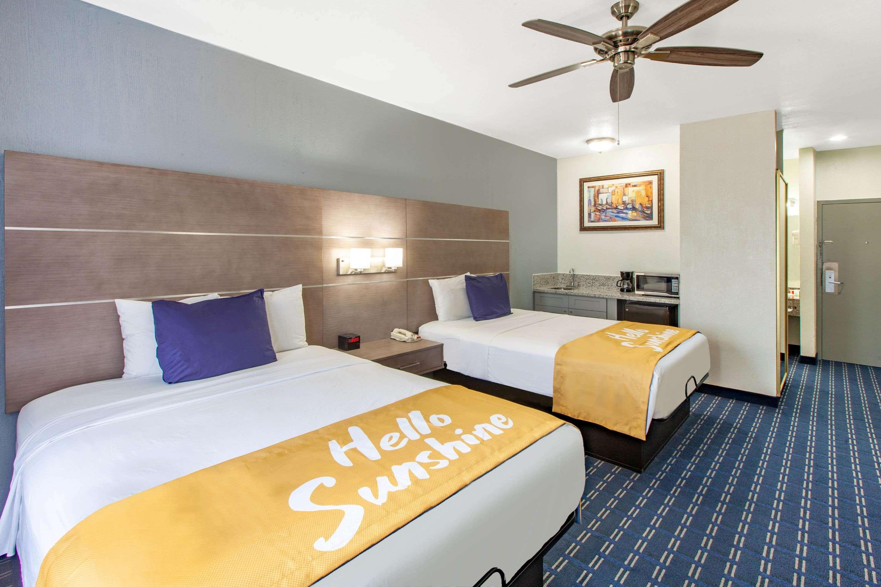 Days Inn & Suites By Wyndham Webster Nasa-Clearlake-Houston Bagian luar foto