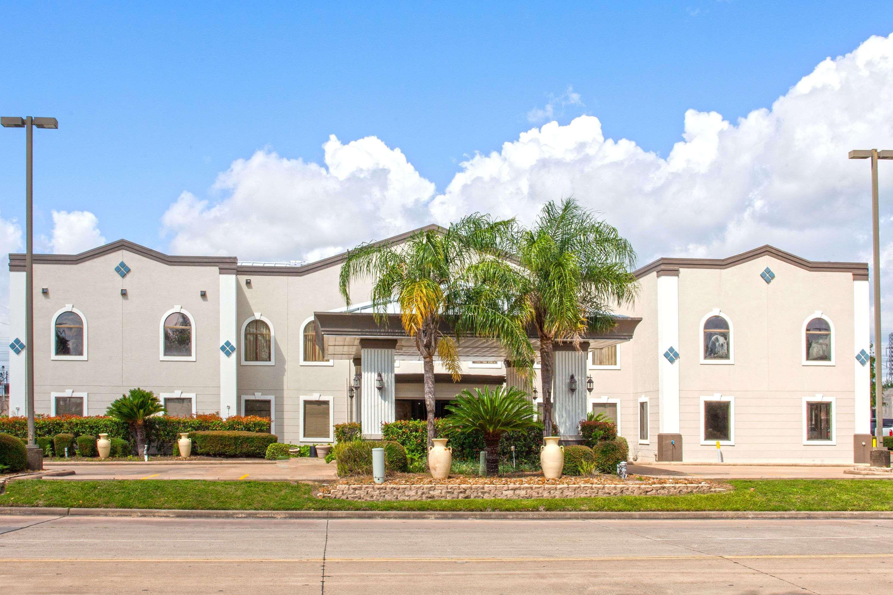 Days Inn & Suites By Wyndham Webster Nasa-Clearlake-Houston Bagian luar foto
