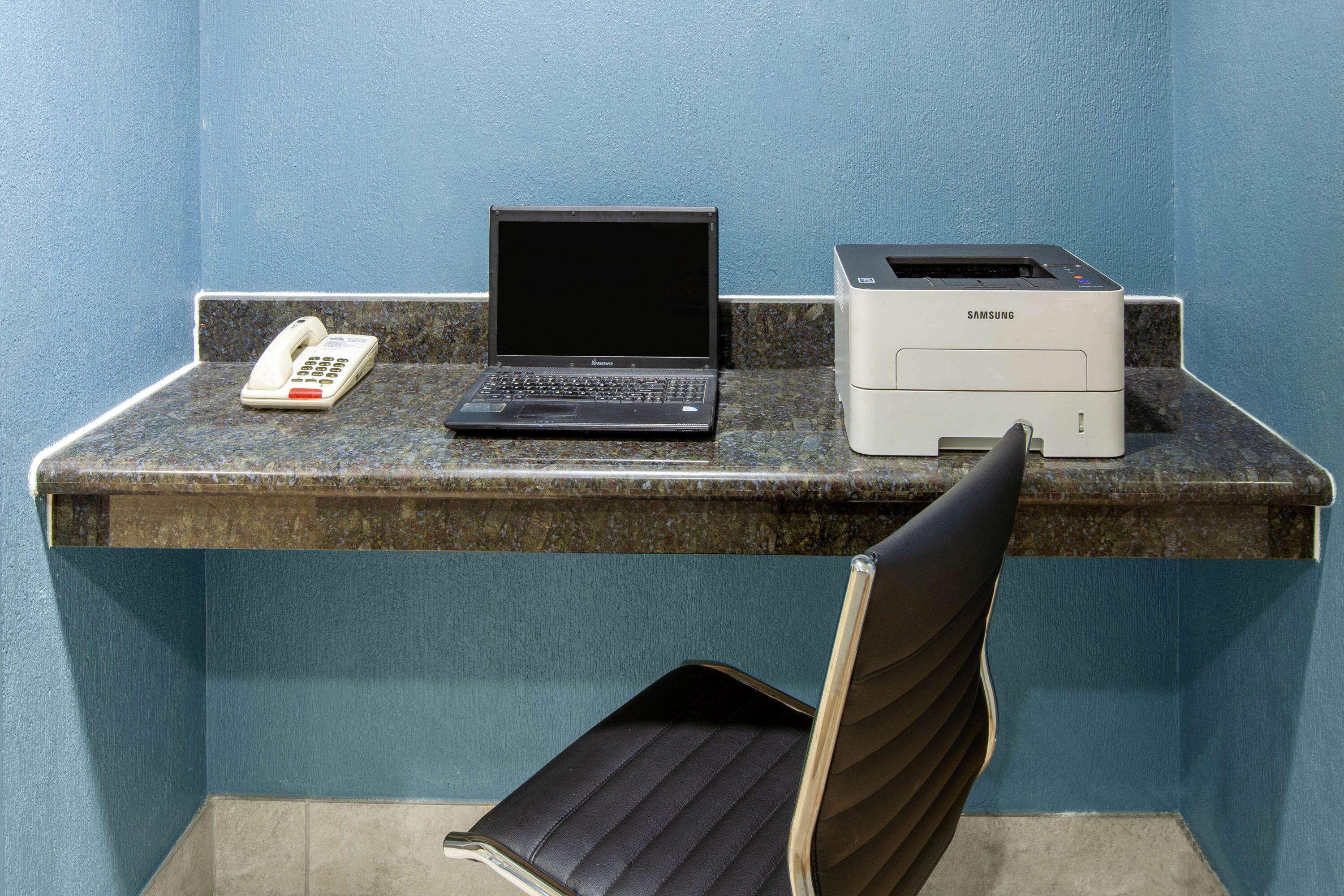 Days Inn & Suites By Wyndham Webster Nasa-Clearlake-Houston Bagian luar foto