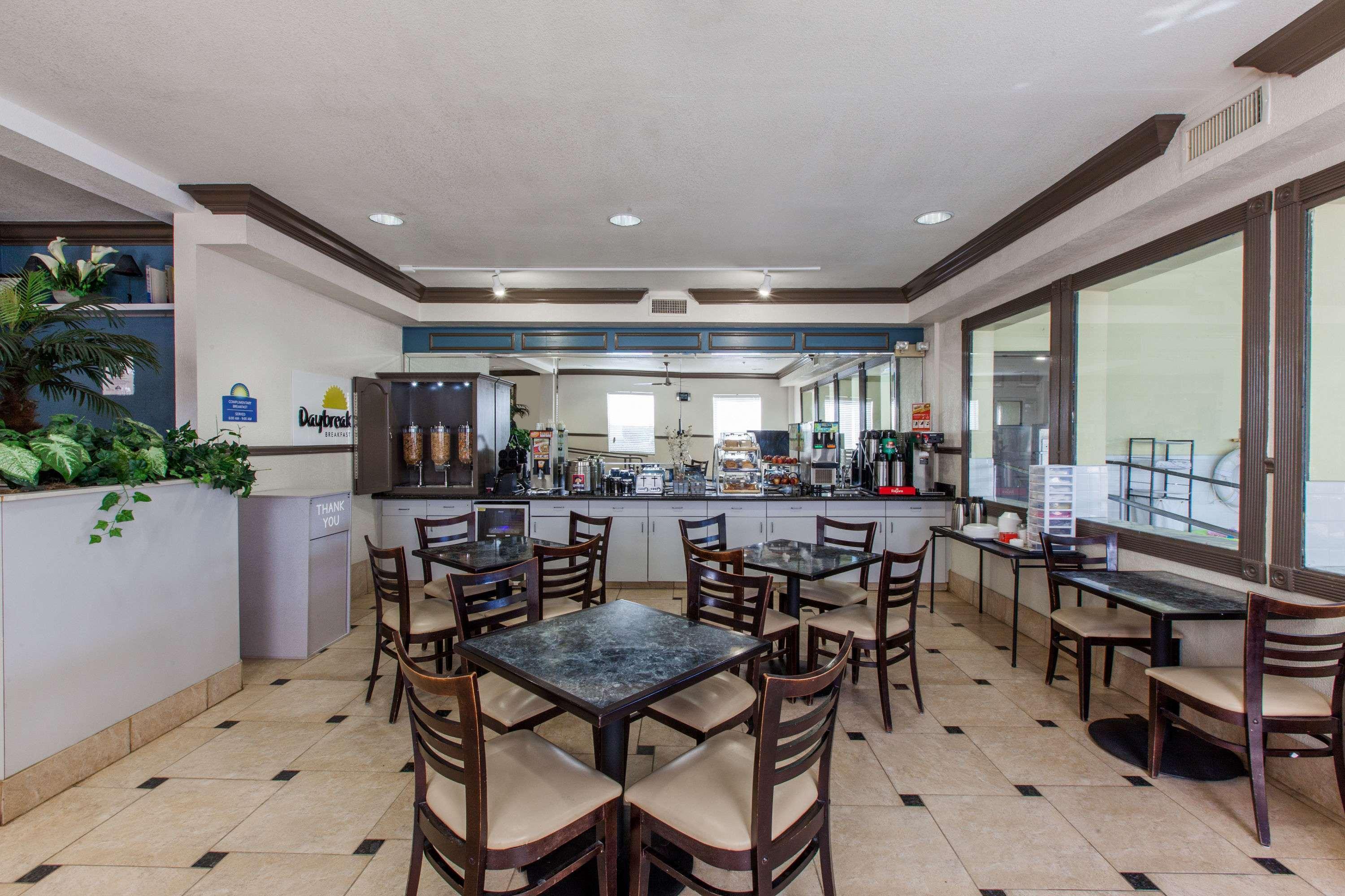Days Inn & Suites By Wyndham Webster Nasa-Clearlake-Houston Bagian luar foto
