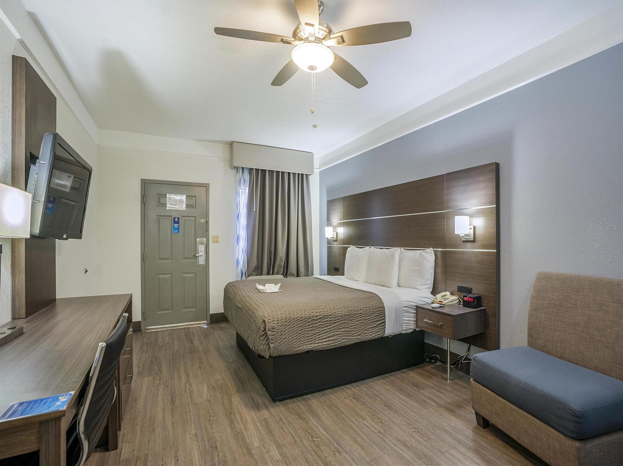 Days Inn & Suites By Wyndham Webster Nasa-Clearlake-Houston Bagian luar foto
