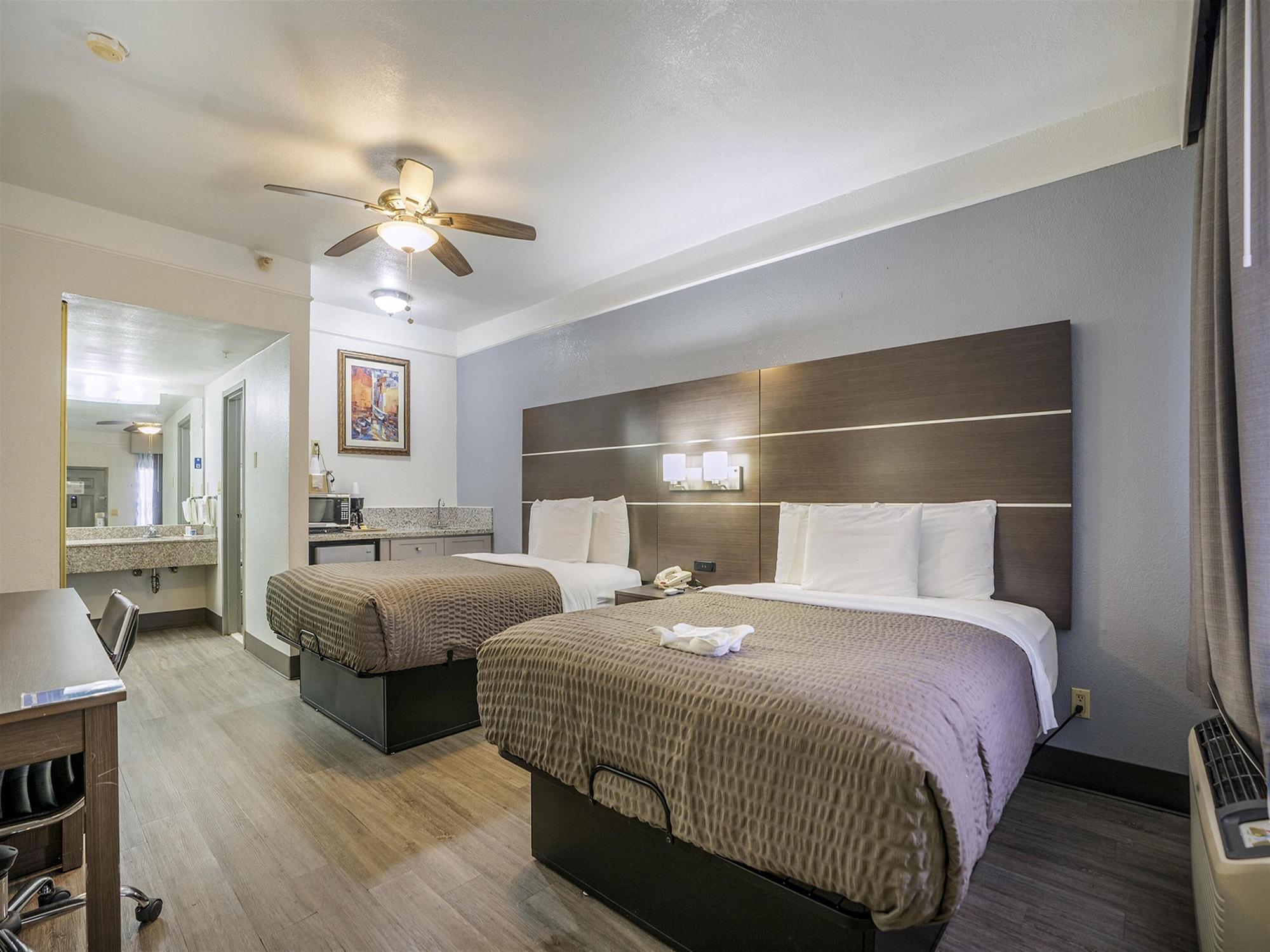 Days Inn & Suites By Wyndham Webster Nasa-Clearlake-Houston Bagian luar foto