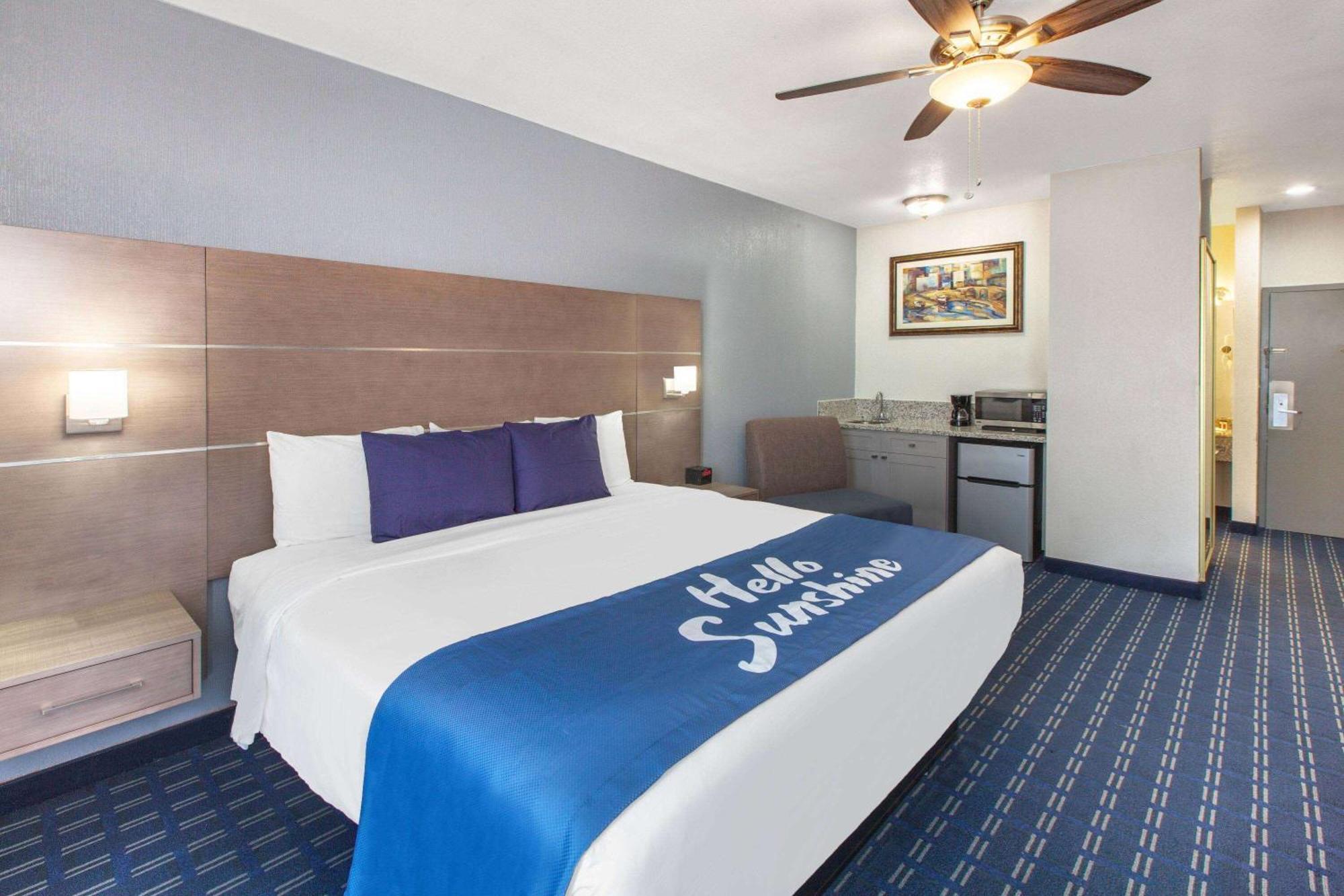 Days Inn & Suites By Wyndham Webster Nasa-Clearlake-Houston Bagian luar foto