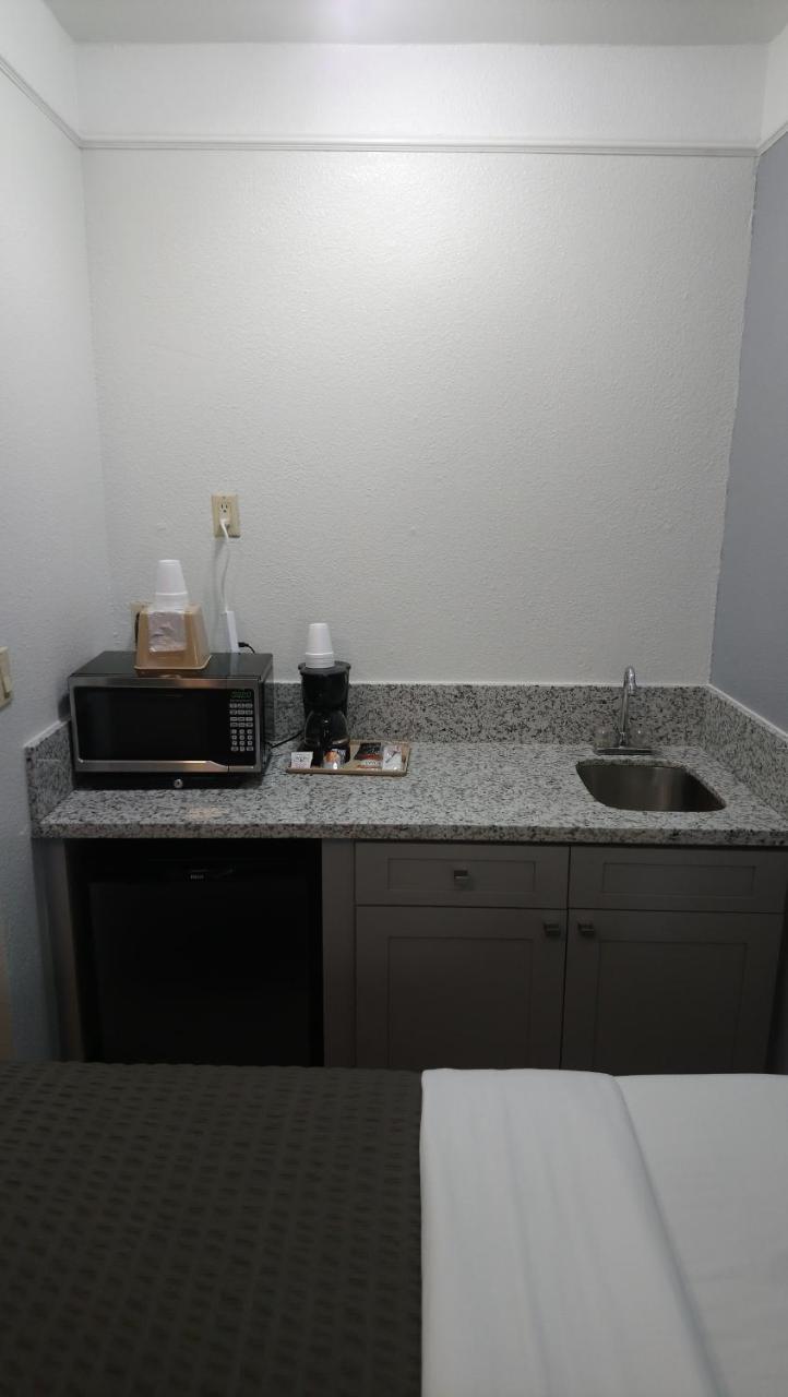 Days Inn & Suites By Wyndham Webster Nasa-Clearlake-Houston Bagian luar foto